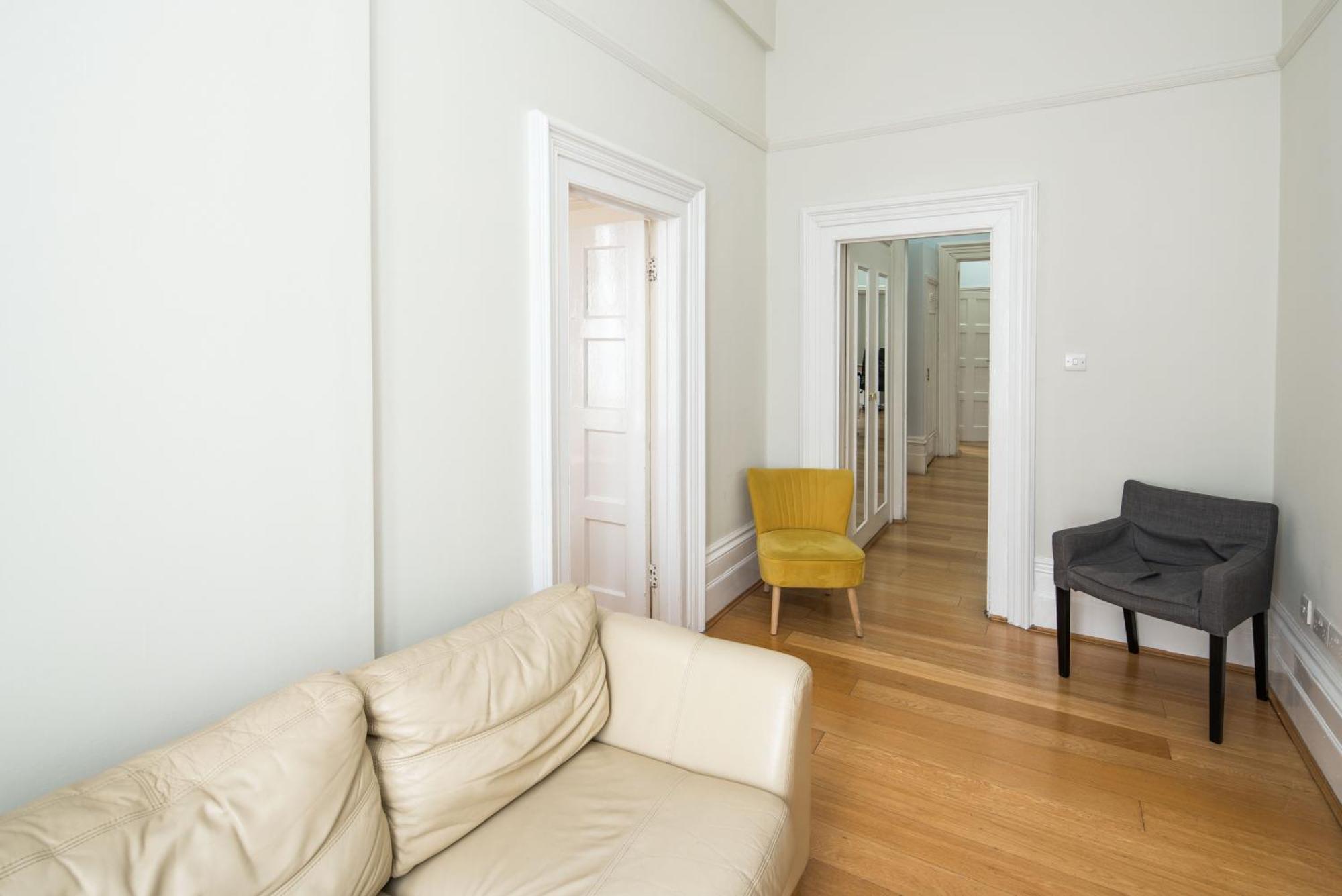 Four Beds By The Station Appartement Londen Buitenkant foto