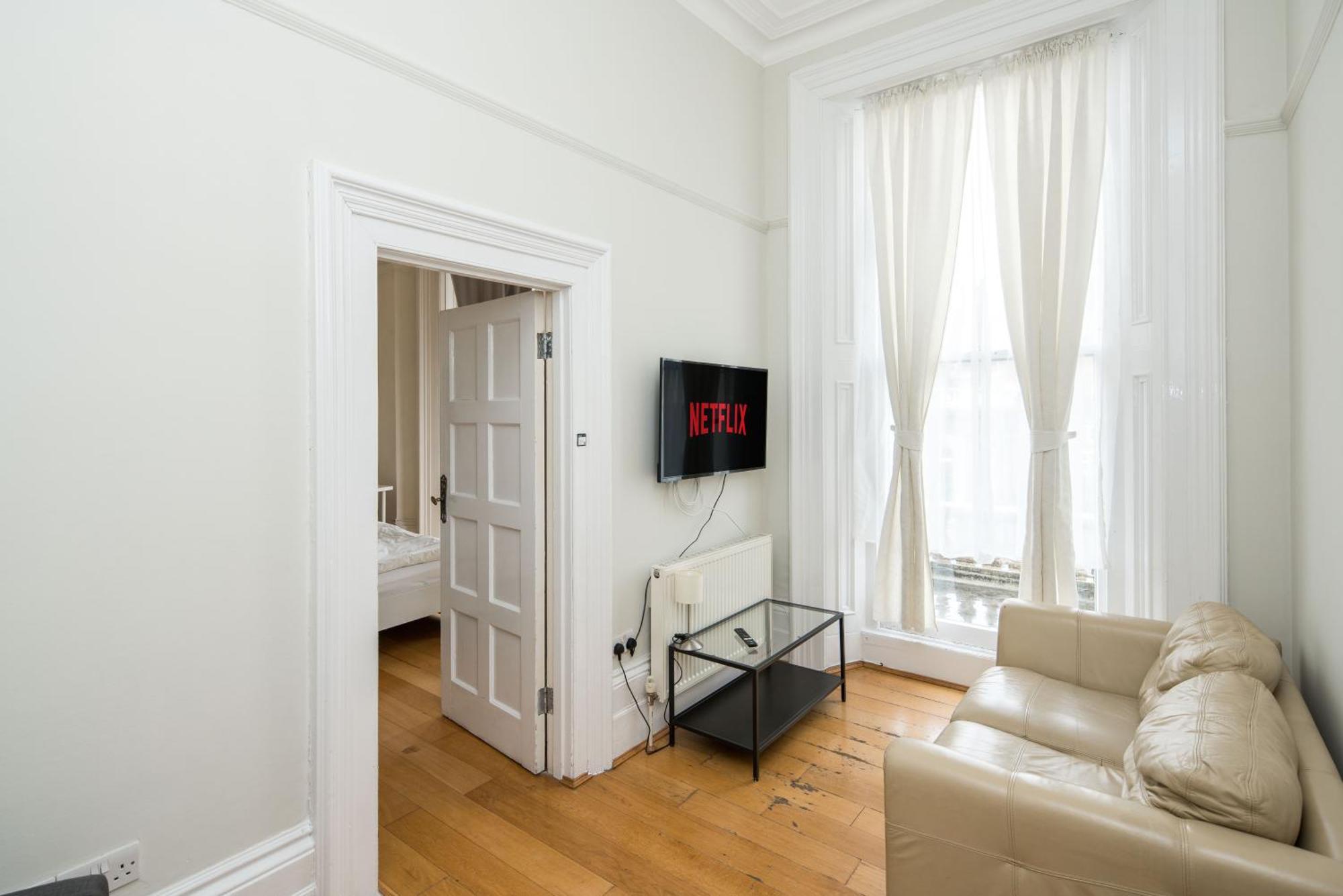 Four Beds By The Station Appartement Londen Buitenkant foto