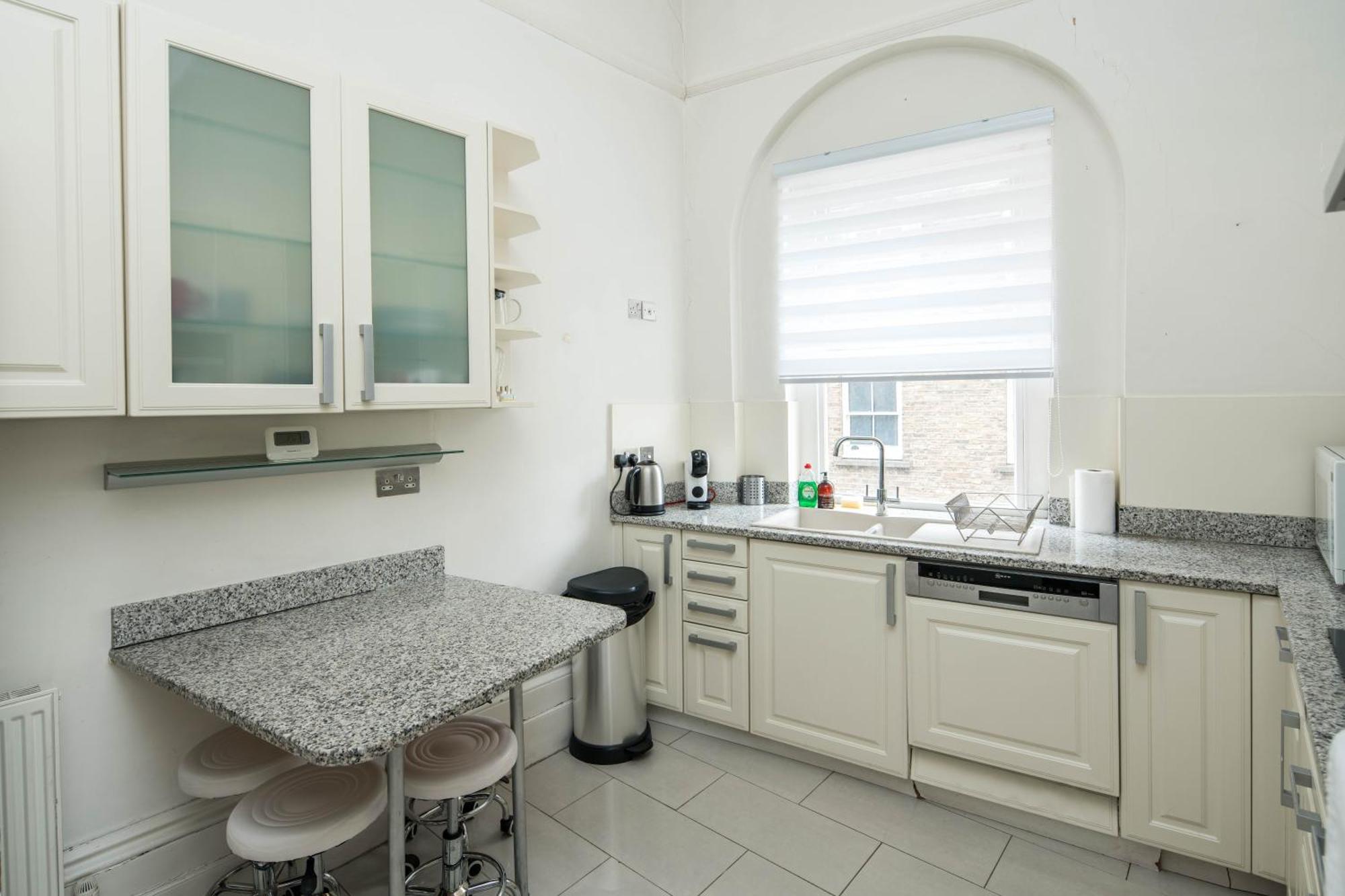 Four Beds By The Station Appartement Londen Buitenkant foto