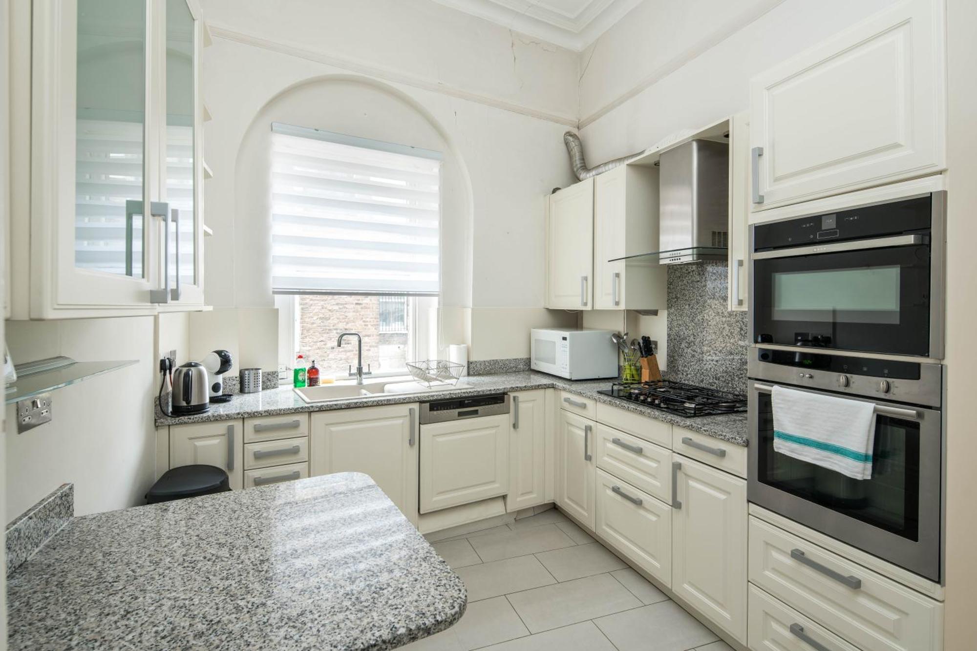 Four Beds By The Station Appartement Londen Buitenkant foto