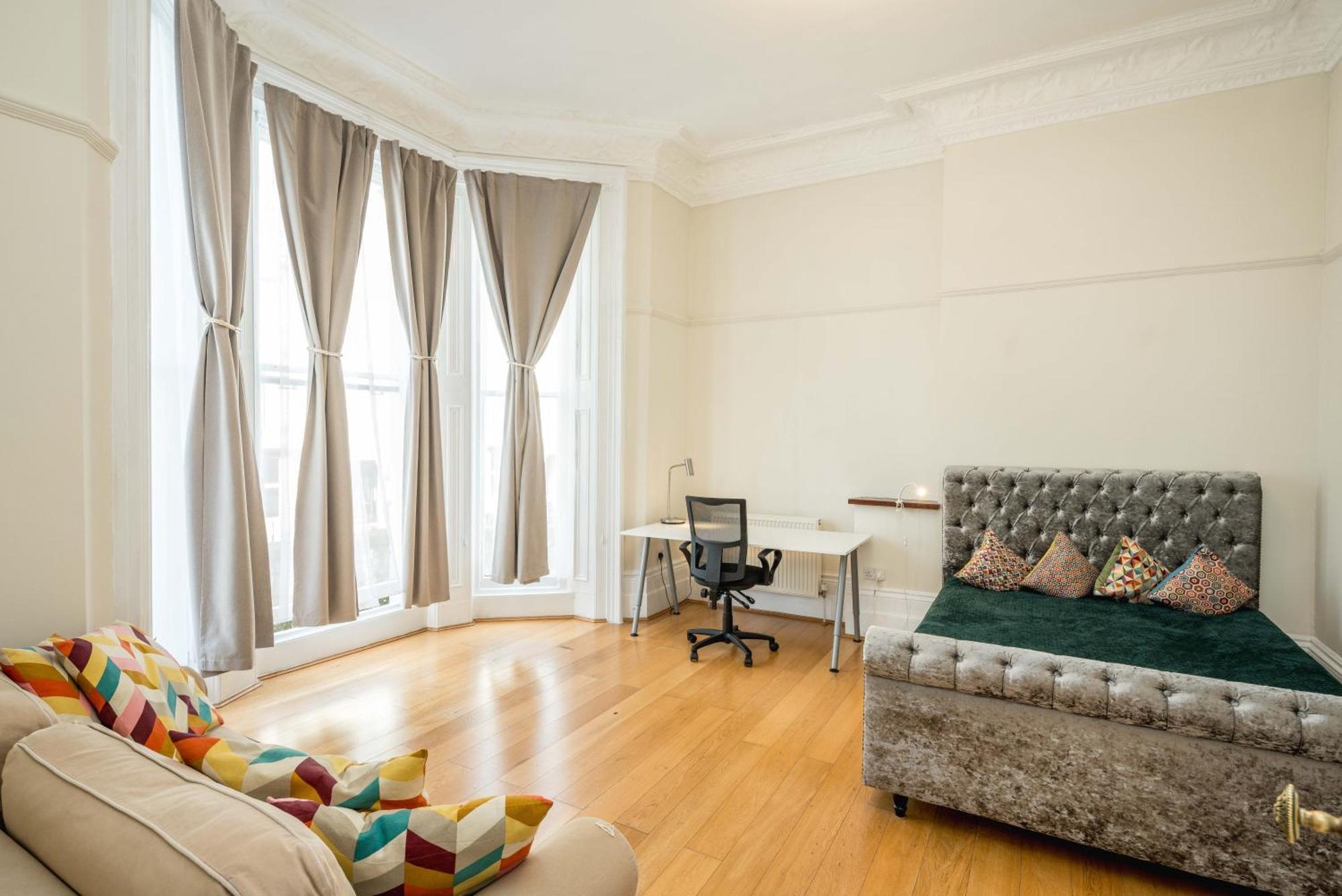 Four Beds By The Station Appartement Londen Buitenkant foto