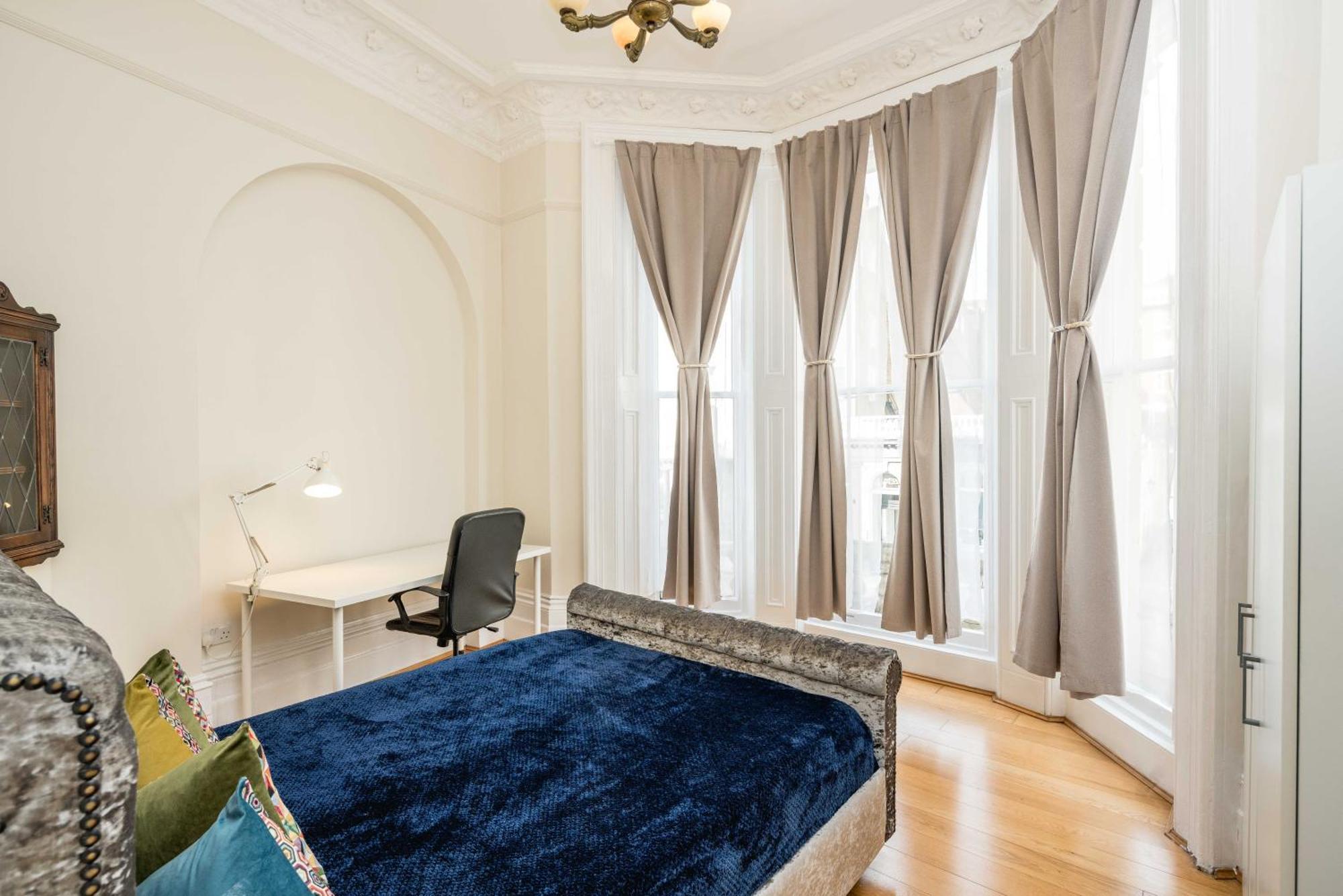 Four Beds By The Station Appartement Londen Buitenkant foto