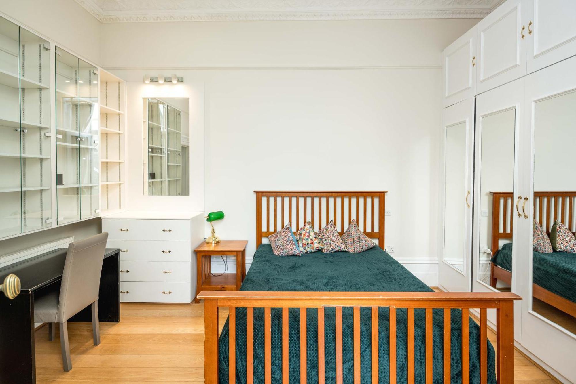Four Beds By The Station Appartement Londen Buitenkant foto